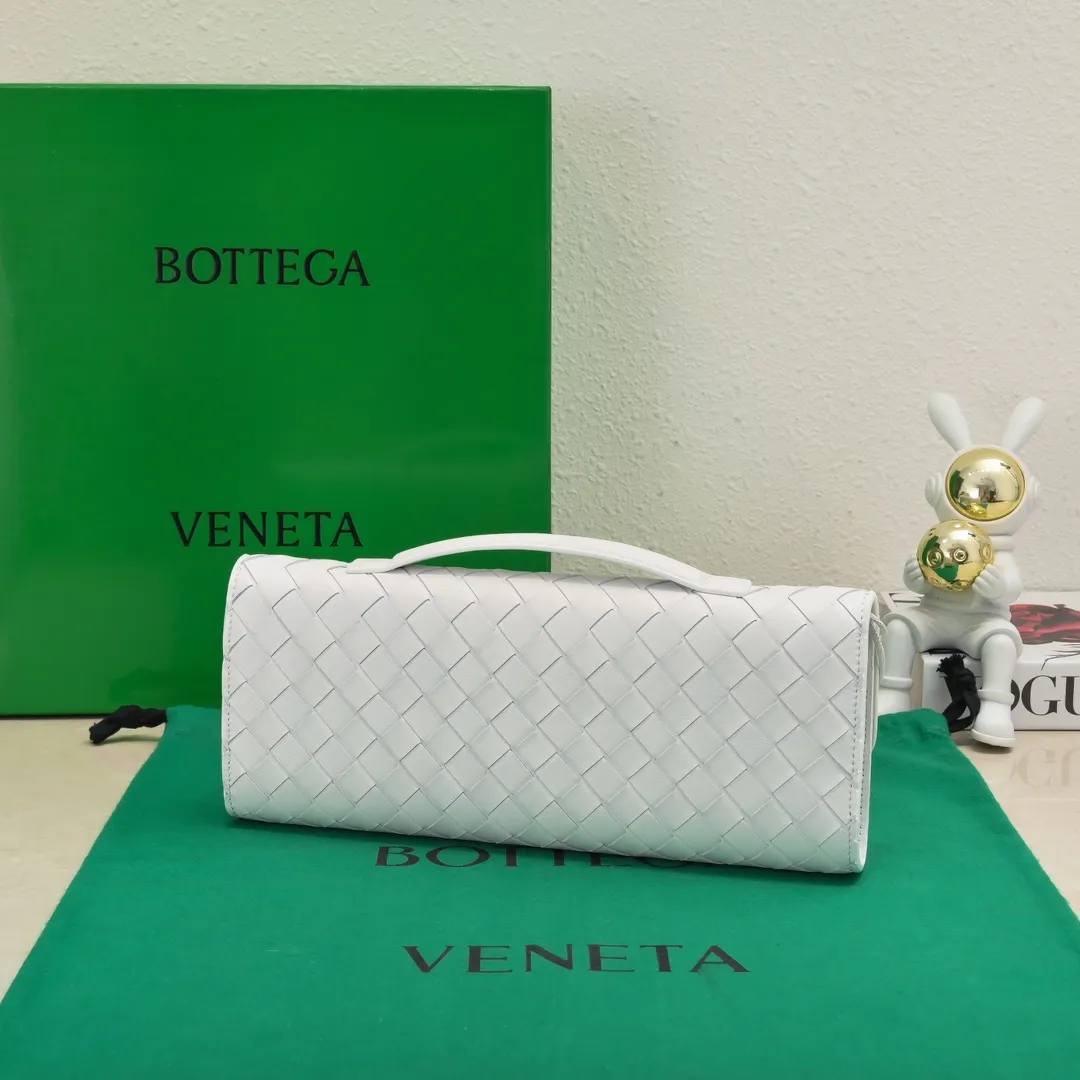 The batch of 1360 BV Andiamo evening handbags has been heavily planted again~ The designer aesthetics in the era of economic downturn are back. I fall in love with it at first sight and can't put it down. It's so beautiful and full of aura. The shape and texture are very competitive. It's light in weight and has sufficient capacity. It's a must-have for fashionistas. It's suitable for many occasions, minimalist, high-end and light luxury. Model No.: 741511 Size: 31*13*3cm